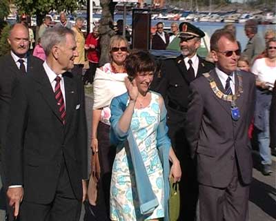 Prinsesse Märtha Louise sammen med fylkesmann Hjalmar Inge Sunde og ordfører i Riør, Lars Lauvhjell. I følget ses også politimester Bjørn Hareide til høyre. Foto: Odd Rømteland Prinsesse Märtha Louise sammen med fylkesmann Hjalmar Inge Sunde og ordfører i Riør, Lars Lauvhjell. I følget ses også politimester Bjørn Hareide til høyre. Foto: Odd Rømteland