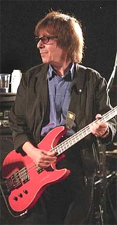 Bill Wyman er akkurat ute med femte skiva med bandet The Rhythm Kings, der han er bassist og «kapellmester». Foto: Gitte Johannessen, NTB.
