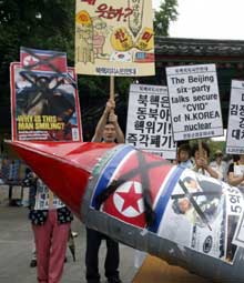 Sør-koreanske demonstranter i Seoul dagen før Beiningsamtalene (Foto: J. Lee, Reuters)