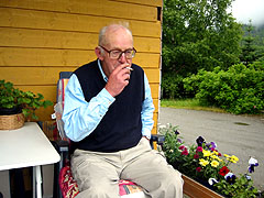 En av røykerne i Fjelli er 72 år gamle Vigleik Bergseth. Foto: Ragnhild Sleire Øyen, NRK En av røykerne i Fjelli er 72 år gamle Vigleik Bergseth. Foto: Ragnhild Sleire Øyen, NRK