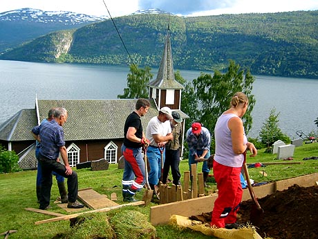 Når noen dør, graver naboene graven. Foto: Ragnhild Sleire Øyen, NRK Når noen dør, graver naboene graven. Foto: Ragnhild Sleire Øyen, NRK
