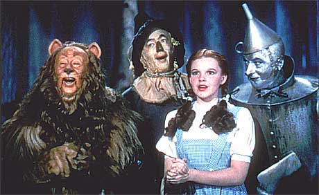 Judy Garland spilte Dorothy i Trolmannen fra Oz. Her sammen med det smått absurde rollegalleriet i filmen. Foto: Scanpix.