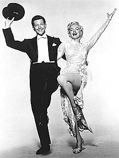 Donald O Connor sang "Singing in the Rain" i musikalen med sammen navn fra 1952. Her sammen med Marilyn Monroe. Foto: Scanpix.