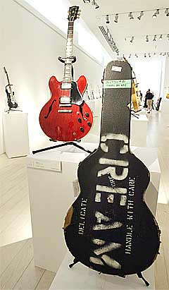 Denne Gibson ES-335 fra 1964 var den andre elektriske gitaren Eric Clapton kjøpte. Auksjonen vil inneholde 56 av Claptons gitarer. Foto: Jeff Christensen, Reuters. 