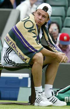 Vått og kaldt for Guillermo Coria i Wimbledon. (Foto: AP/Scanpix)