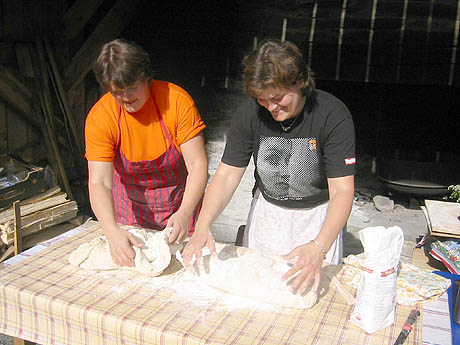 Helen og Anita Blø Sølvberg baker brød til kulturdagene. Foto: Ragnhild Sleire Øyen, NRK Helen og Anita Blø Sølvberg baker brød til kulturdagene. Foto: Ragnhild Sleire Øyen, NRK