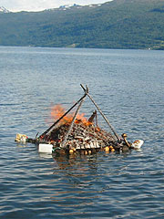 Jonsokbål på fjorden - Foto: Ragnhild Sleire Øyen, NRK Jonsokbål på fjorden - Foto: Ragnhild Sleire Øyen, NRK