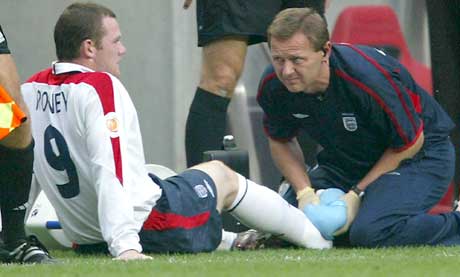 Wayne Rooney behandles for skaden. (Foto: Reuters/Scanpix)