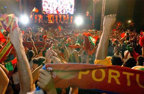 Portugisiske fans jublet etter  ha sett kampen p storskjerm. (Foto: AP/Scanpix)