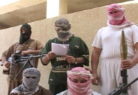 - Vi forsvarer hjembyen vr. USAs pstander om at vi ledes av Zarqawi er et spill, sa disse opprrerne i et videoopptak i dag. (Foto: Reuters/Scanpix)
