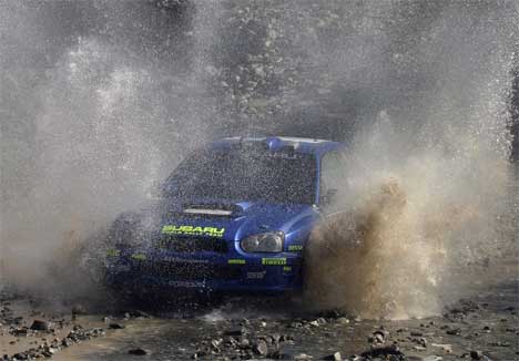 Mikko Hirvonen på samme sted som Petter fikk ødelagt bilen sin fredag. Foto: www.swrt.com Mikko Hirvonen på samme sted som Petter fikk ødelagt bilen sin fredag. Foto: www.swrt.com