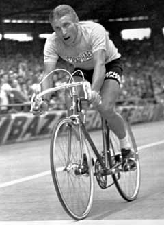 Jacques Anquetil krysser mållinjen i Paris i 1964 og tar sin femte Tour-seier. (Foto: AP/Scanpix) 