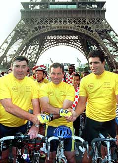 Tre femdobbelte Tour-vinnere samlet i år 2000. Fra venstre Eddie Meckx, Bernard Hinault og Miguel Indurain. Foto: AP/Scanpix) 