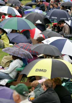 Flere paraplyer enn tennisballer i Wimbledon lørdag. (Foto: AP/Scanpix)