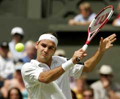 Roger Federer slår en backhand i kampen mot Thomas Johansson. (Foto: Reuters/Scanpix)