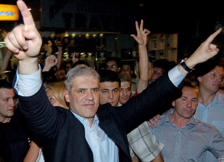 Serbias nye president Boris Tadic feirer valgseiren. Foto: AFP/Scanpix, Serbias nye president Boris Tadic feirer valgseiren. Foto: AFP/Scanpix,