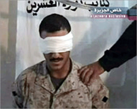 Fjernsynsbilder viste tilsynelatende bilder av en amerikansk soldat som en irakisk gruppe truer med  halshogge. Foto: AFP/Scanpix.