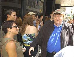 Michael Moore møtte et fornøyd kinopublikum etter visningen av "Fahrenheit 911" i New York søndag. (Foto: AP/Scanpix)