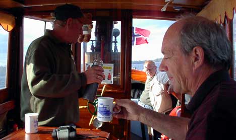 Det er hyggelig ombord på "Prøven" og en kopp kaffe legger ingen demper på stemningen. Fra venstre Per Lervik, Roy Westgaard og Bjørn Ståhl. Foto: Rainer Prang NRK. Det er hyggelig ombord på "Prøven" og en kopp kaffe legger ingen demper på stemningen. Fra venstre Per Lervik, Roy Westgaard og Bjørn Ståhl. Foto: Rainer Prang NRK.