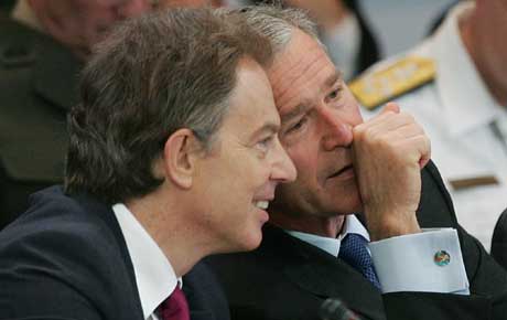 Blair og Bush gratulerte Irak med maktovertakelsen, men advarte om tffe tak mot opprrere (Foto: P. Kovarik, AFP`)