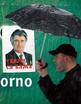 NATO-soldater vil fortsette jakten på Radovan Karadzic (Foto: M. Radulovic, AFP)