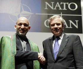 Afghanistans president Hamid Karzai og NATOs generalsekretær Jaap de Hoop Scheffer på toppmøtet i Istanbul. Foto: Reuters/Scanpix. Afghanistans president Hamid Karzai og NATOs generalsekretær Jaap de Hoop Scheffer på toppmøtet i Istanbul. Foto: Reuters/Scanpix.
