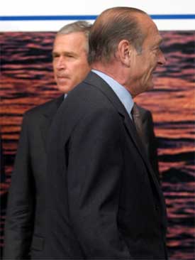 Presidentene Bush og Chirac skal møtes igjen i Brussel. (Arkivfoto)