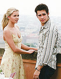 Scotty (Scott Mechlowicz) treffer endelig sin hotte tyske brevvenn Mieke (Jessica Bohrs) i Roma. Foto: Filmweb Scotty (Scott Mechlowicz) treffer endelig sin hotte tyske brevvenn Mieke (Jessica Bohrs) i Roma. Foto: Filmweb