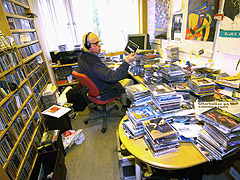Bluesguruen sit med høyretelefonar og høyrer gjennom sine tusenvis av blues-CD-ar. Foto: Sigmund Krøvel-Velle 