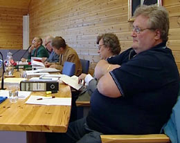 De saksøkte tomtefesterne og advokater i rettsalen i Elverum. De saksøkte tomtefesterne og advokater i rettsalen i Elverum.