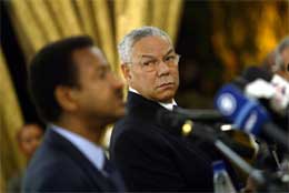 Colin Powell (t.h.) møtte Sudans utenriksminister Mustafa Osman Esmail straks etter ankomsten til Sudan (Scanpix/AFP)