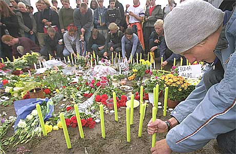Festivaldeltakere minnes de omkomne med lys og blomster dagen etter den tragiske ulykken. Minnelunden står der fortsatt. Foto: Scanpix. 
