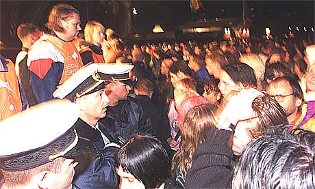 Politiet ankommer ulykkestedet og møter 60.000 panikkslagne festivaldeltakere. Foto: Scanpix. 