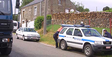 MASSEMORDER: Den franske skogsarbeideren har tilstått drap på minst seks jenter. Her undersøker politet huset hans i Sart-Custinne 2. juli 2003. (Arkivfoto: AFP/BELGA)