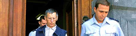 TILSTOD SEKS DRAP: Michel Fourniret (venstre) har vært fengslet siden juni i fjor. Her fra et møte i rettslokalet i Belgia 26. juni 2003. (Arkivfoto: Belga/Bruno Arnold)