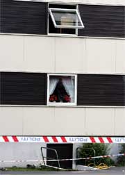 Mannen pådro seg skadene etter å angivelig ha hoppet ut av det åpne vinduet og ned på en kjellertrapp. Foto Heiko Junge / SCANPIX 