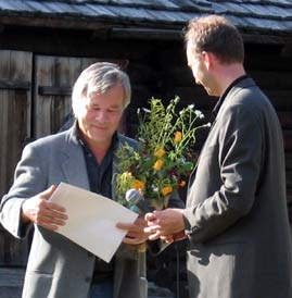 Jan Guillou får Kristinpris av Trond Giske. (Foto: Tone Merete Tho/NRK)