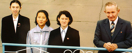 GJENFORENING: Charles Robert Jenkins og døtrene Mika (venstre) og Belinda (nummer to fra høyre) har ikke sett sin kone og mor, Hitomi Soga, siden oktober 2002. (Arkivfoto: Jiji Press)