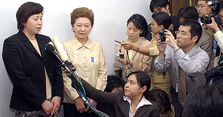 FRYKTER UTLEVERING: Kona Hitomi Soga returnerte tilbake til Japan i oktober 2002. Her snakker hun med journalister etter et møte med USAs ambassadør i Japan, Howard Baker, 9. mai 2003. (Arkivfoto: AP/Chiaki Tsukumo)