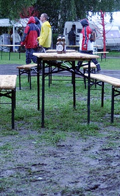 Første dag av Roskilde 2004 var blant annet preget av svært dårlig vær. Foto: Jørn Gjersøe, nrk.no/musikk.