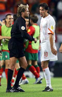 Ruud Van Nistelrooy spilte under EM. Her i passiar med Anders Frisk. (Foto: AFP/Scanpix)