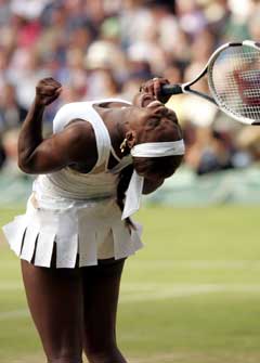Serena Williams jubler over ett vunnet poeng i kampen mot Amelie Mauresmo. (Foto: Reuters/Scanpix)