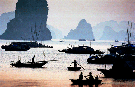 Ha Long-bukta nord i Vietnam trekker mange turister. Foto: AP/Scanpix.