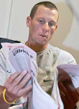 Lance Armstrong leser op sin konkurrent. (Foto; Scanpix) Lance Armstrong leser op sin konkurrent. (Foto; Scanpix)