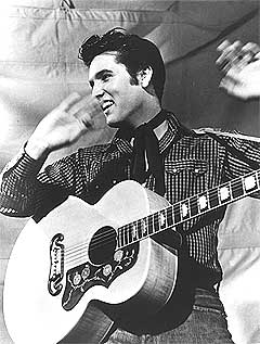 Elvis Presley gikk ut av studioet som en helt annen artist enn da han gikk inn, denne julidagen for fem år siden. Han så for seg romantiske ballader, men ble rock n roll personifisert i stedet. Foto: AP/Scanpix.