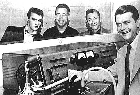 Musikkhistorie ble skrevet 5. juli 1954 av disse fire mennene: Fra venstre Elvis Presley, bassisten Bill Black, gitaristen Scotty Moore og Sun-sjefen Sam Phillips. Foto: Times Daily, AP / Scanpix.