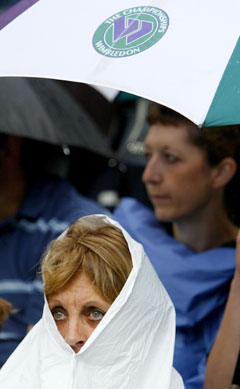Surt og kaldt i Wimbledon fredag. (Foto: AFP/Scanpix)
