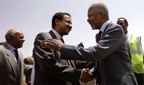 Annan ble tatt vel imot av Sudans utenriksminister Mustafa Osman Esmail da han kom til Khartoum, men nå blir det meldt at myndighetene kan ha prøvd å lure ham (Scanpix/AFP) Annan ble tatt vel imot av Sudans utenriksminister Mustafa Osman Esmail da han kom til Khartoum, men nå blir det meldt at myndighetene kan ha prøvd å lure ham (Scanpix/AFP)