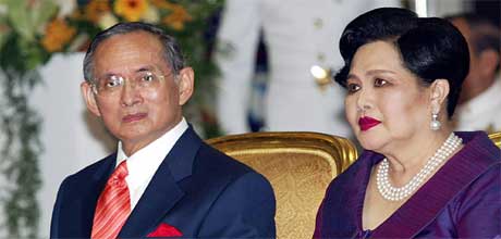 FÅR BREV: Kong Harald sender takkebrev til kong Bhumibol av Thailand, her sammen med dronning Sirikit. (Scanpix/AFP)