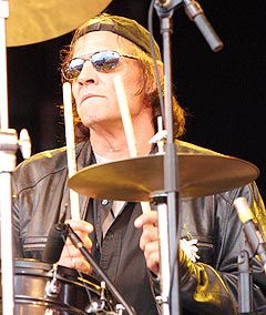 Trommis Scott Asheton i The Stooges. Foto: Jørn Gjersøe, nrk.no/musikk. Trommis Scott Asheton i The Stooges. Foto: Jørn Gjersøe, nrk.no/musikk.